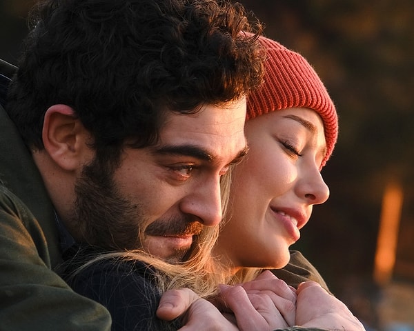 2. Başrollerini Burak Deniz ve Dilan Çiçek Deniz'in üstlendiği Kal filmi 11 Kasım'da Netflix'te yayınlanacak.