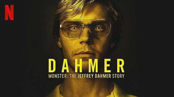 Geçtiğimiz ay ‘Dahmer’ dizisinin Netflix’te yayınlanmasının ardından seri katil Jeffrey Dahmer’ın hayatı merak konusu oldu, ismini her yerde duymaya başladık bildiğiniz gibi.