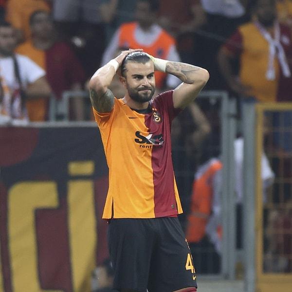 90+4'te Abdülkerim Bardakçı da direkt kırmızı kartla oyun dışında kaldı ve Galatasaray maçı 9 kişi tamamladı.