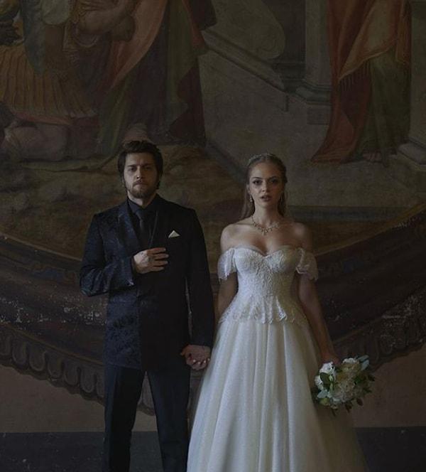 Çift Roma'da sürpriz bir şekilde evlendi ve düğün öncesi fotoğrafları için Tivoli'yi tercih etti.