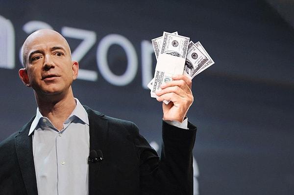 Amazon'un kurucusu ve sahibi olan Jeff Bezos, 142 milyar dolarlık servetiyle Musk'ın hemen arkasında yer alıyor. Yani Musk, servetinin üçte birini kaybetse bile hala Bezos'tan daha zengin.