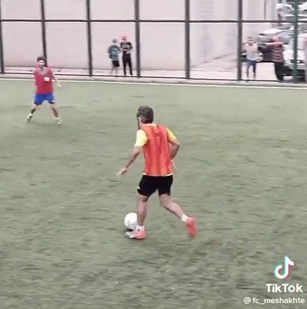 Sosyal medyada halı sahada oynayan ve top tekniğiyle göz dolduran amatör futbolcunun görüntüleri çok beğenildi.