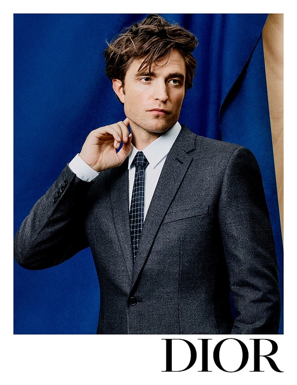 Pattinson, Kim Jones'un Dior için tasarladığı kıyafetleri taşımak için akıllara gelen ilk isim oldu. Zaten 2013'den beri birlikte çalışıyorlar.