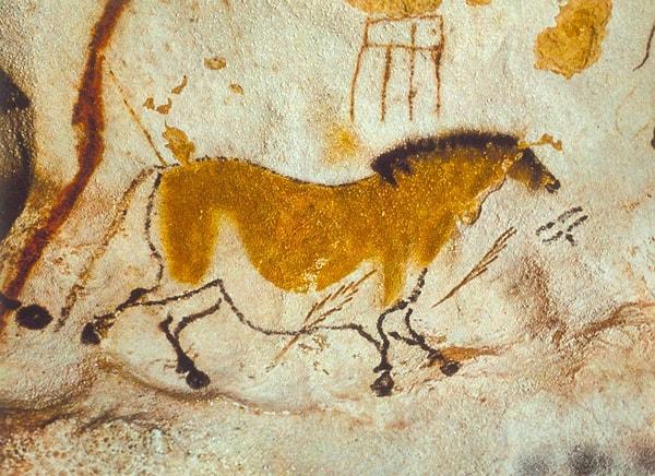 Lascaux'taki (M.Ö.) 17 bin yılına ait bu mağara çizimlerinde sarı bir at görüyoruz. 👇