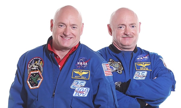Emekli bir NASA astronotu olan Mark Kelly, 2015 ve 2016'da neredeyse bir yıl boyunca Uluslararası Uzay İstasyonunda kalacak olan ikizi Scott için bir sürpriz yapmaya karar verdi.