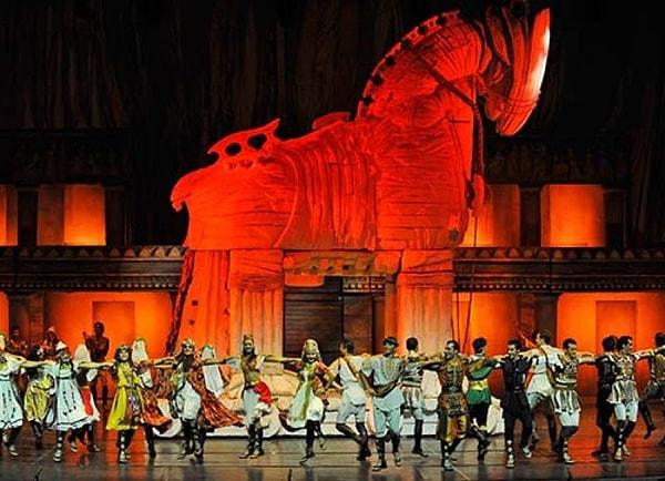 8. Anadolu Ateşi dünyanın en popüler dans gruplarından biri olarak bilinir.
