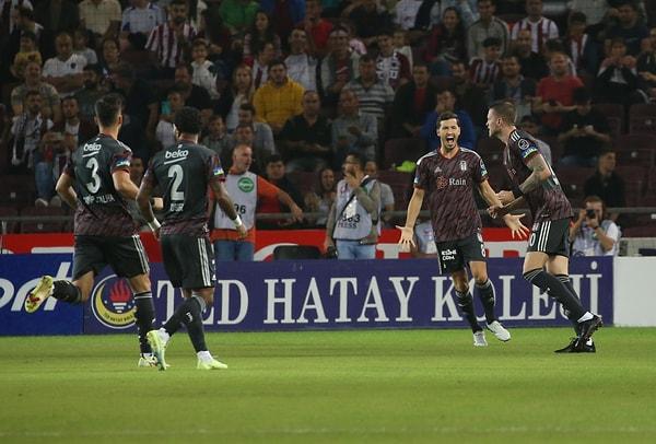 Maçın ilk atağında 31. saniyede Muleka'nın asistinde Wout Weghorst topu Hatayspor ağlarına göndererek Beşiktaş'ı deplasmanda 1-0 öne geçirdi.
