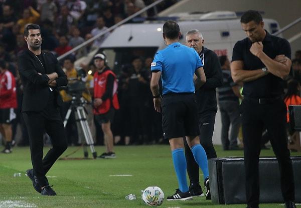 11. dakikada Kamil Ahmet Çörekçi, Weghorst'u ceza sahası içerisinde yere düşürdü. VAR incelemesinin ardından pozisyonda ofsayt olduğu tespit edildi ve penaltı iptal edildi. İlk yarı Beşiktaş'ın 1-0 üstünlüğüyle sona erdi.