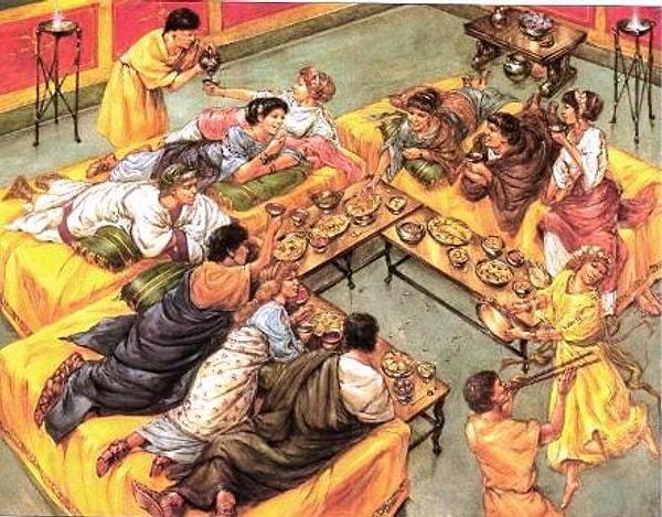 Romalılar bu kültürü zevk ve sefa düşkünü Antik Yunanlı atalarından miras aldı. Bu adet, üst sınıftan insanların saatlerce süren binbir çeşit yemeğin olduğu şölenlerinden tuvalete gitmek hariç, kalkmalarını gerektirecek bir şeye gerek olmamasından ortaya çıktı.