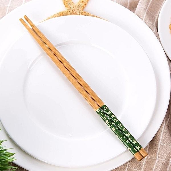 1. Japon ve çin yemeği severlerdenseniz bu bambu çubuklar yemeklerinizi daha keyifli kılabilir.