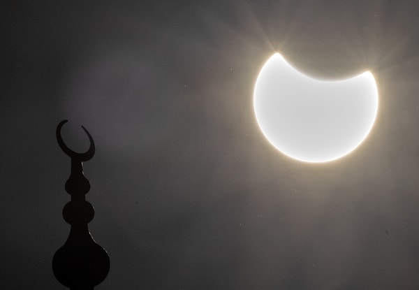 Parçalı Güneş tutulması bir imameyle birlikte görülüyor.