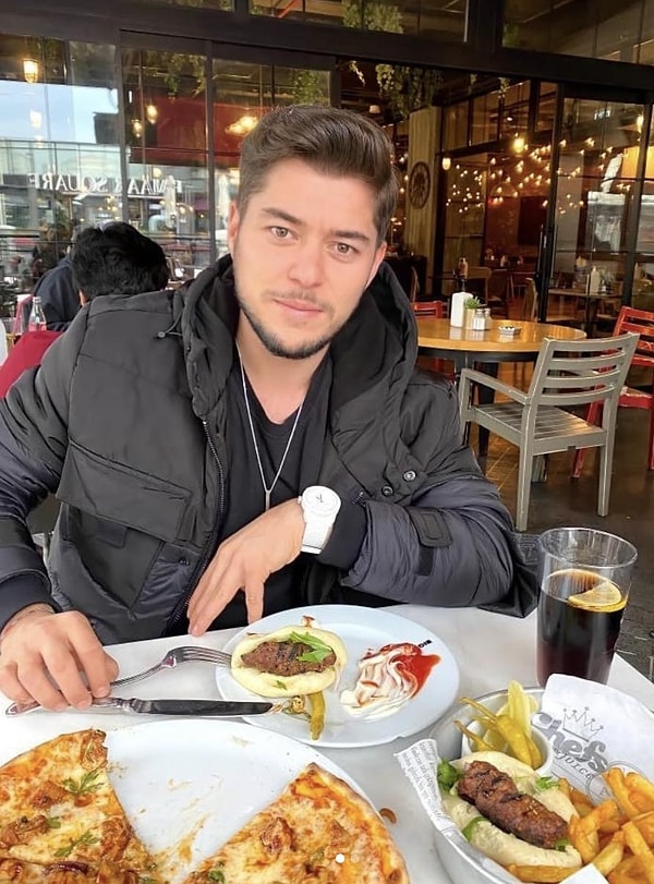 MasterChef 2021 sezonunda yarışan Hamza Mercimek, geçtiğimiz aylarda iki böbreğini birden kaybettiğini açıklayarak hepimizi çok üzmüştü. Annesinin böbreğini bağışlayacağını söyleyerek tedavi sürecine başlayan Mercimek, daha sonrasında annesinden nakil olamayacağını açıklamıştı.