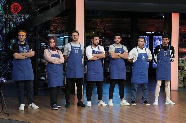 Tv8 ekranlarının soluksuz izlenen yarışması MasterChef Türkiye'de heyecan tüm hızıyla devam ediyor. Yarışmacıların bir bir programa veda ettiği programda yepyeni bir hafta başladı. Dün akşam MasterChef'te bir kez daha kaptanlık oyunu heyecanı yaşandı. Mavi ve kırmızı takımın yeni kaptanları belli oldu.