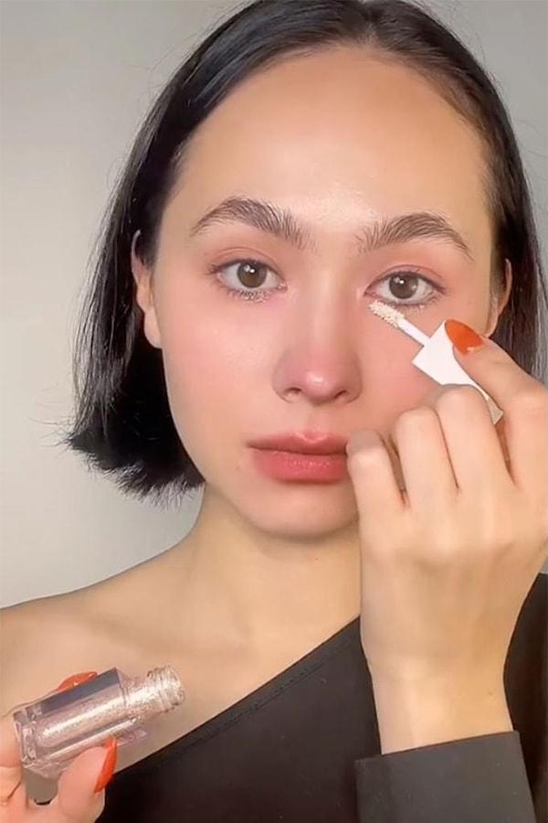 Geçtiğimiz günlerde makyaj sanatçısı Zoe Kim Kenealy TikTok hesabından makyajla nasıl hüzünlü bir görünüm elde edilebileceğini gösteren bir video yayınladı.
