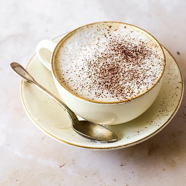 Yağlı sütle hazırlanmış cappuccinonun bir bardağında 108 kcal bulunuyor.