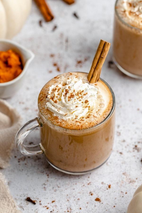 Kışın en sevilen kahvelerden biri olan pumpkin spice lattenin bir bardağında 300 kcal bulunuyor.