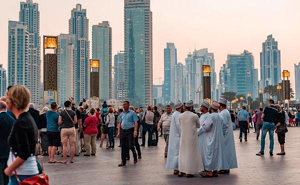 8. Birleşik Arap Emirlikleri, Katar, Kuveyt, Suudi Arabistan gibi Orta Doğu ülkelerinin alt yapısı ve inşaat sektöründe çoğunlukla pasaportlarına el konulmuş yabancı işçiler çalışıyor.