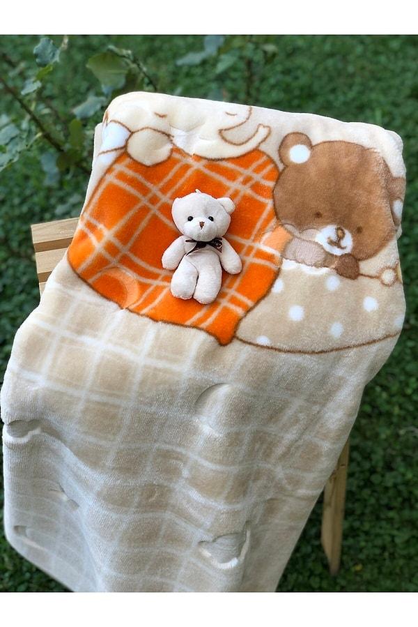 5. Ayıcık desenli bu sevimli bebek battaniyesi, yanında minik bir ayıcık ile geliyor.
