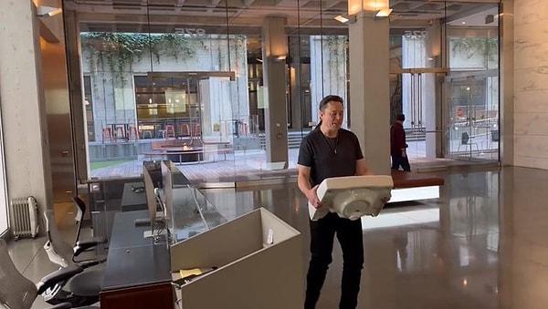 Twitter Genel Merkezine giden Elon Musk, binaya elinde lavabo ile girdi. Elon Musk daha önce de bir evinin olmadığını ve arkadaşlarının evlerinde kaldığını açıklamıştı.