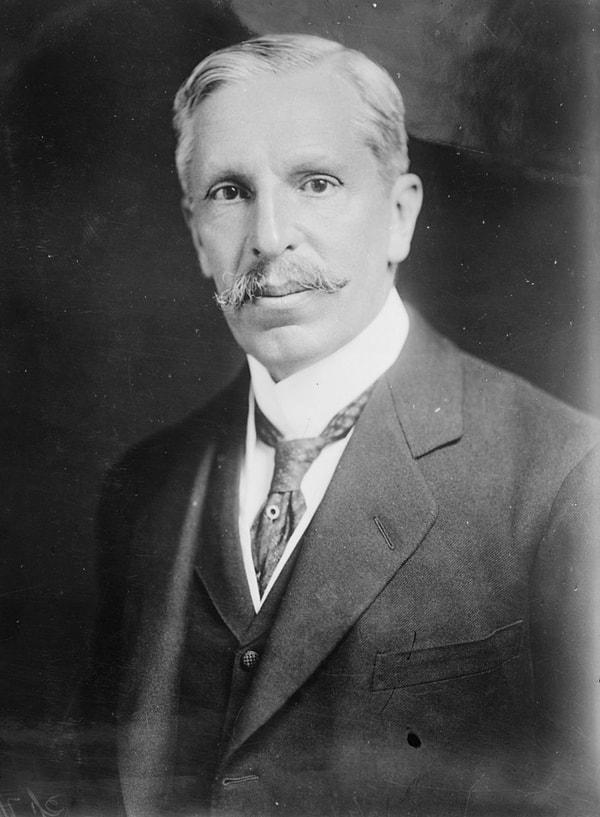 Pedro Lascuráin Paredes, 1856 yılında Meksika'da dünyaya geldi ve hayatının çoğunu siyasi lider olmak için eğitim alarak geçirdi. 1880'de hukuk diplomasını aldı ve birkaç yıl avukat olarak çalıştıktan sonra Mexico City belediye başkanı oldu.