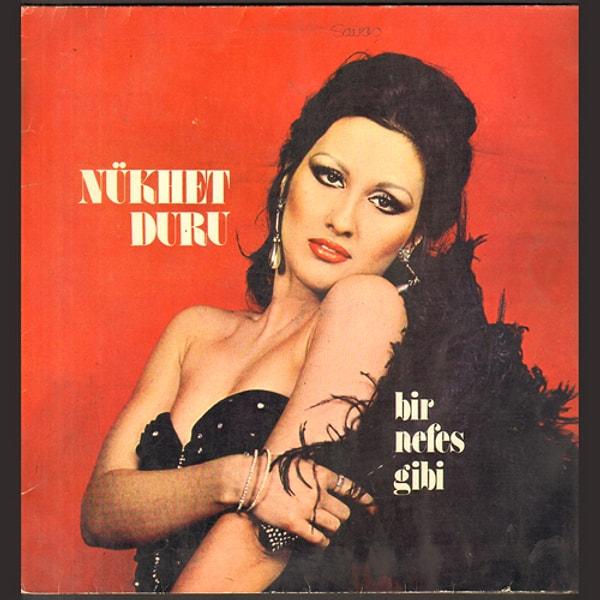 Nükhet Duru çoğumuzun şarkılarıyla büyüdüğü, Türkçe pop müziğin kraliçelerinden biri kuşkusuz.