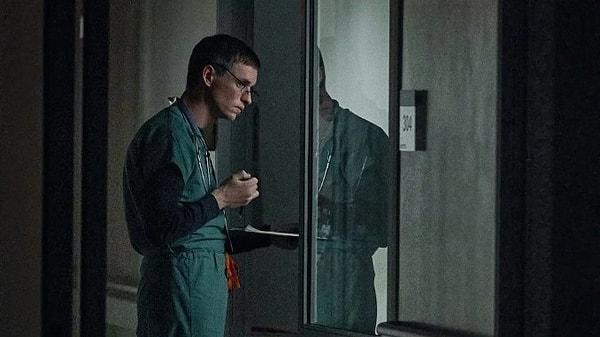 Redmayne'in hayat verdiği Charles Cullen karakterinin gerçek hikayesini anlatan The Good Nurse, haliyle Netflix kullanıcılarından yoğun ilgi gördü.