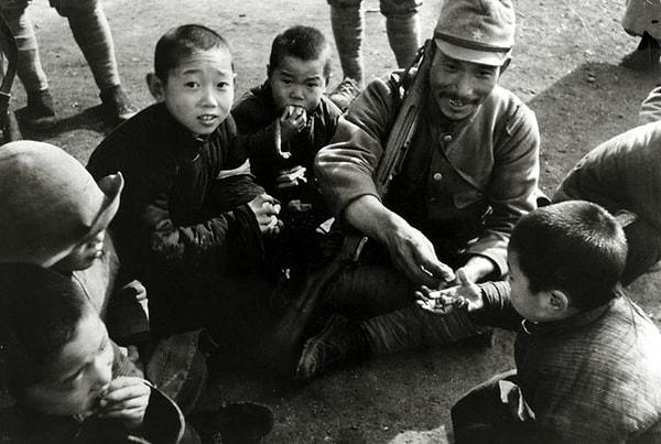 2. Pekin'de Çinli çocuklara şeker veren bir Japon askeri - 1937: