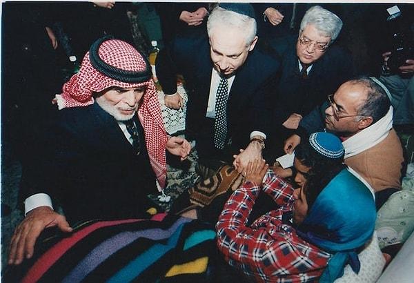 3. Ürdün Kralı Hüseyin, kızları Ürdün'e gittiğinde Ürdünlü asker tarafından vurularak öldürülen İsrailli aileyi ziyaret ederken - 1997: