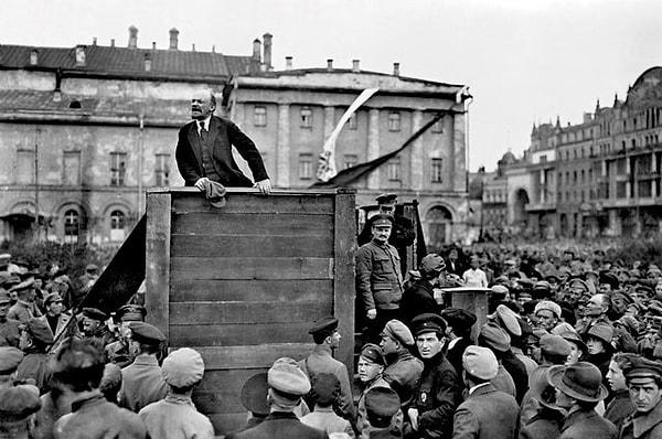 6. Moskova'da konuşma yapan Lenin - 1920: