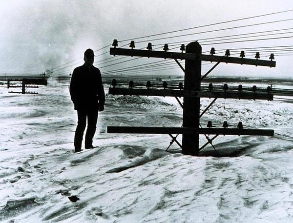 7. Kuzey Dakota'da elektrik direklerinin boyuna ulaşan kar - 1966: