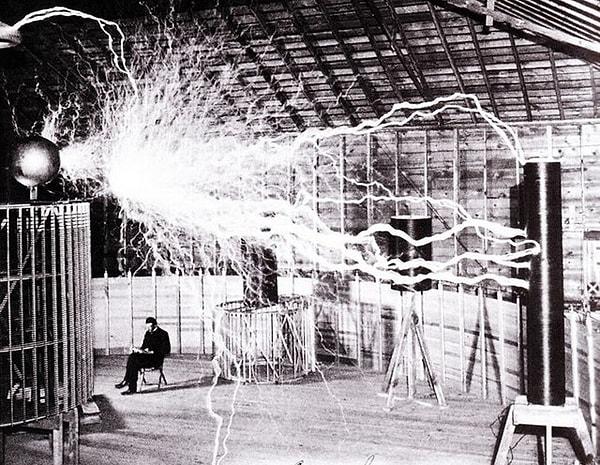 10. Nikola Tesla laboratuvarında çalışma yaparken - 1899: