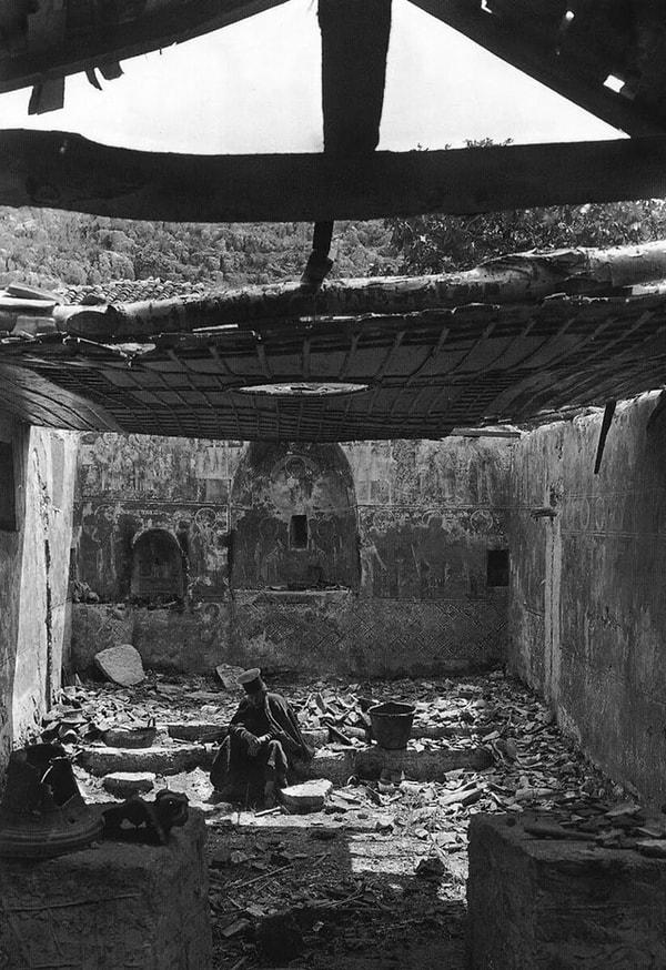 18. Yunanistan'da yıkılan kilisenin enkazı üzerinde oturan Rum Ortodoks rahip - 1913: