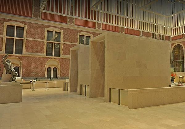 Şu an Rijksmuseum'un zemin katındaki geniş avludayız! Toplamda 3 katı, bir zemin katı bir de bodrumu olan müzenin her katında ayrı bir dönemin eserleri yer alıyor.