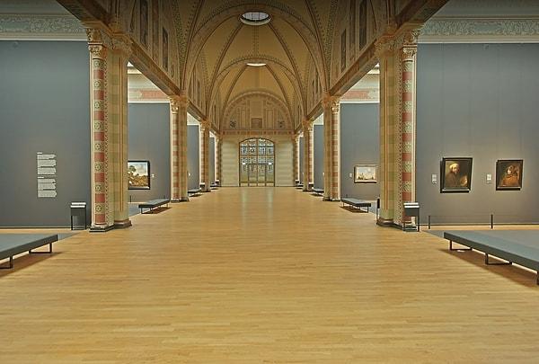 Müzenin zemin katı tamamen Orta Çağ ve Rönesans dönemi eserlerine ayrılmış, bu geniş koridorun iki yanı da değerli tablolarla donatılmış.
