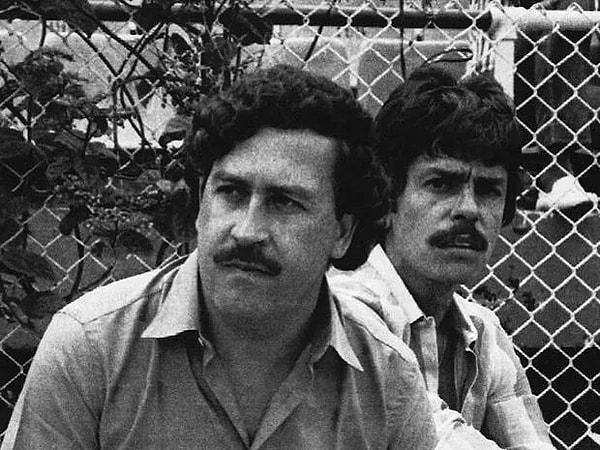 Escobar son 20 yıldır sürekli yetkililerden kaçmaktan bıkmıştı, bu yüzden daha önce hiçbir suçlunun yapmadığı bir şeyi yaparak kendi tutuklanmasını planlamaya karar verdi.