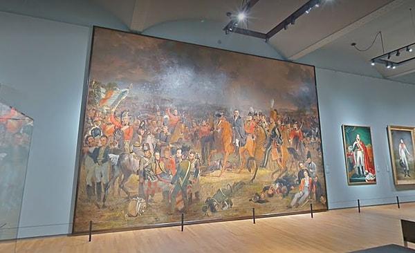 Birinci katımıza geçelim şimdi... Duvarda gördüğünüz bu devasa eser Jan Willem Pieneman'ın 1824 tarihli "Waterloo Savaşı" eseri.