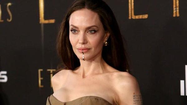 14. Hep dünyanın en çekici insanları listesine giren Angelina Jolie 47 yaşında.