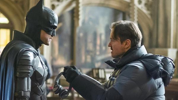 18. Yönetmen Matt Reeves, Batman'in (2022) çekimleri sırasında Robert Pattinson'a direktifler veriyor: