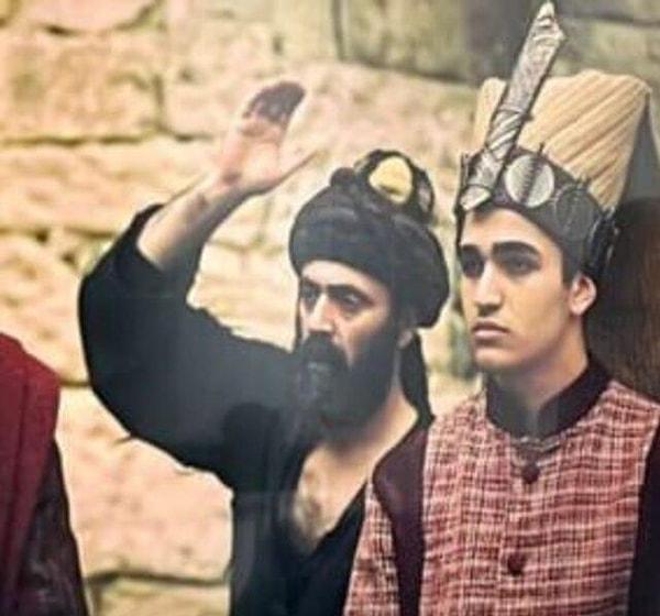 Burada da kendisi Muhteşem Yüzyıl: Kösem dizisinde figüranlık yapıyor! Peki siz Mert Ramazan Demir'in hangi halini daha çok beğendiniz?
