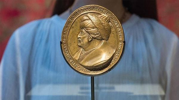 Madalyonu nadir kılan, Fatih’in unvanının bizans imparatoru olarak madalyon üzerinde yer alması
