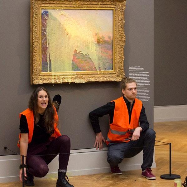 Letzte Generation (Son Kuşak) adlı bir grup aktivist geçtiğimiz haftalarda Almanya’da, Fransız ressam Claude Monet'nin "Les Mueles" (Saman Yığınları) eserine patates püresi fırlatmıştı.