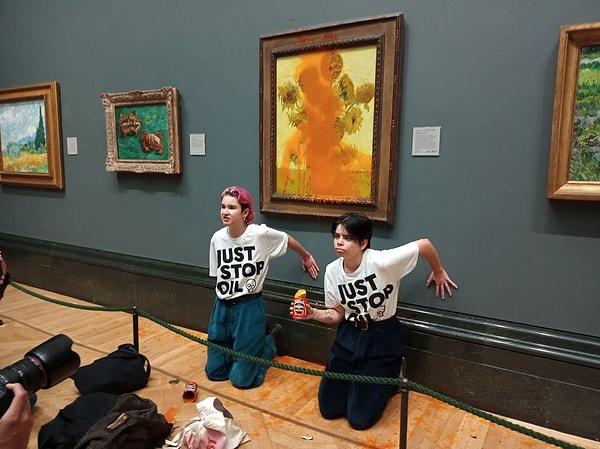 Bir benzer olay da 14 Ekim günü yaşanmıştı. "Just Stop Oil " (Sadece Petrolü Durdurun) adlı çevreci grup,  Londra'daki National Gallery'de sergilenen Vincent Van Gogh'un "Ayçiçekleri" tablosuna domates çorbası fırlatmıştı.