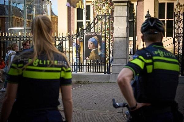 Eylemde yer alan 3 kişi Hollanda polisi tarafında gözaltına alındı. Hollandalı yetkililer tablonun zarar görmediğini açıkladı.