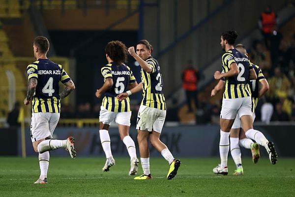 Maçı bırakmayan Fenerbahçe'nin evinde yenilmeye niyeti yoktu. Michael Crespo'nun kaptığı topta buluşan Emre Mor düzgün bir vuruşla durumu 3-3' getirdi, maç bu skorla sona erdi.
