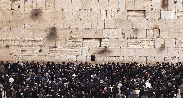 17. Yahudiler “Ağlama Duvarı”nda hangi olay için ağlarlar?