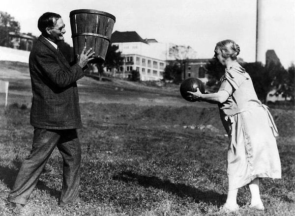 24. Basketbol oyununun ilk dönemlerinde hangisini yapmak kural dışıydı?
