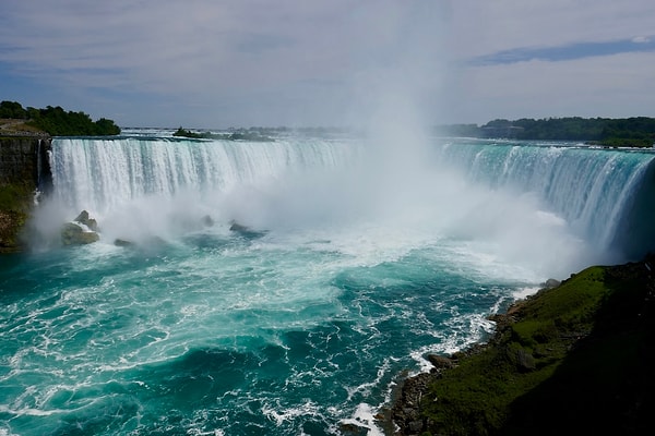 15. Niagara Şelalesi biri doğal nedenlerle, diğeri kayalık sığlıktaki bakım çalışmaları nedeniyle tarihte iki kez durmuştur.