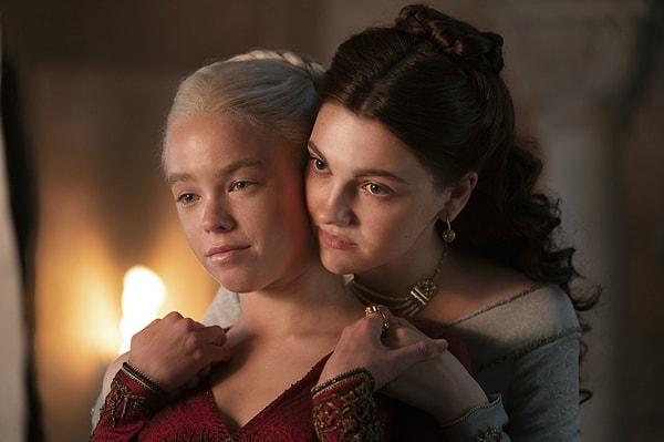 Başlangıçta, Kraliçe Alicent'in üvey kızı Prenses Rhaenyra Targaryen ile iyi bir ilişkisi vardı.