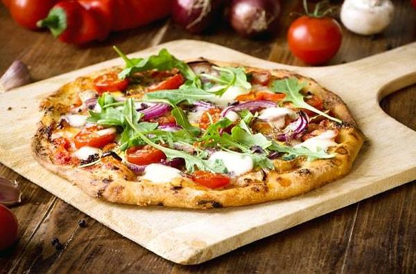 1. Pizza sevenler dikkat! Karışık orta boy pizzanın 1 adet dilimi yaklaşık 260 kaloridir.