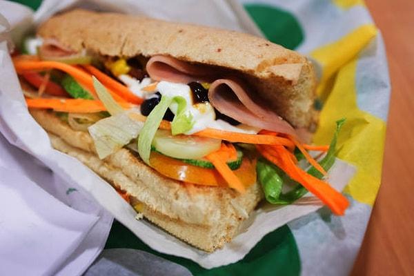 6. Subway her zaman iyi bir alternatif. Hindi göğüs sandviç 229 kaloridir.